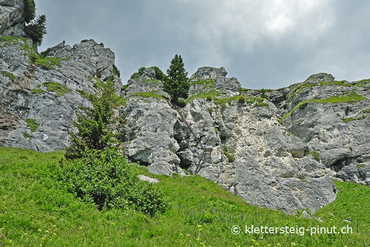Aufstieg über die Wiese Pardatsch zur zweiten Felsstufe des Klettersteig Pinut oberhalb Flims