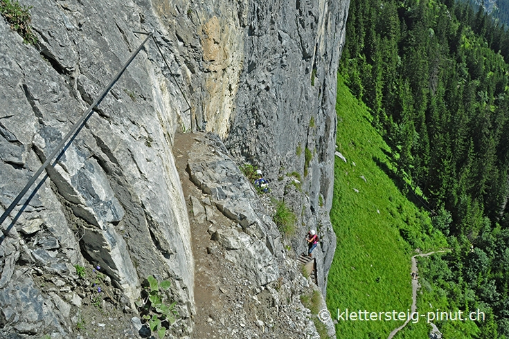 Schmaler Felspfad gesichert mit Stahlseilen beim Klettersteig Pinut