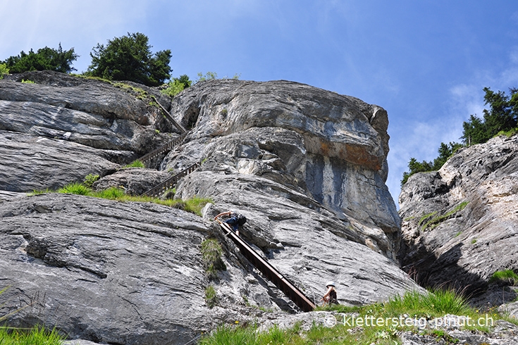 Sicht auf die 2-te Felsstufe zwischen der Felsenkanzel Pinut und der Wiese Pardatsch