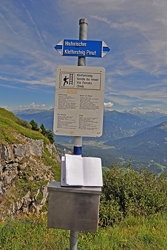 Gipfelbuch beim Ausstieg aus dem Klettersteig Pinut
