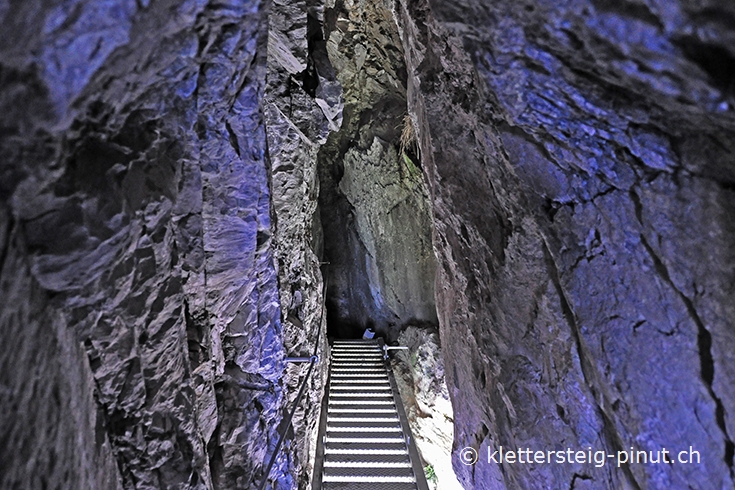 Im rund 20 Meter langen, natürlichen Tunnel des Klettersteigs Pinut