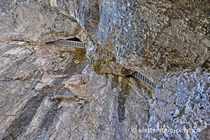 2 Leitern durch den 20 m Tunnel (Höhle)