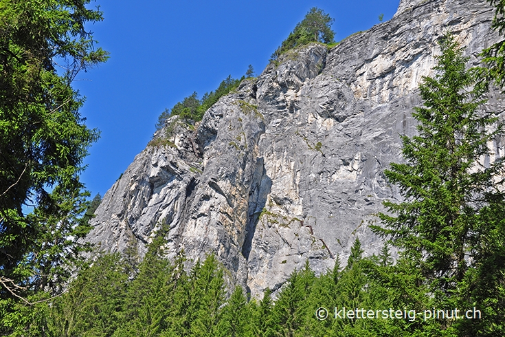 Beim Aufstieg zum Klettersteig Pinut werden langsam die ersten Eisentreppen sichtbar