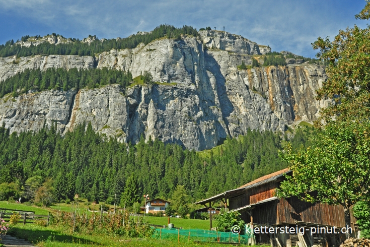Sicht auf die drei Felsstufen des Klettersteigs Pinut oberhalb Flims / Fidaz 
