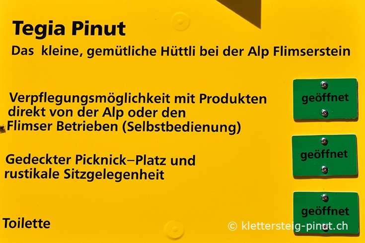 gelbe Infotafel mit Infos zum Kiosk - Tegia Pinut - auf der Alp Flimserstein
